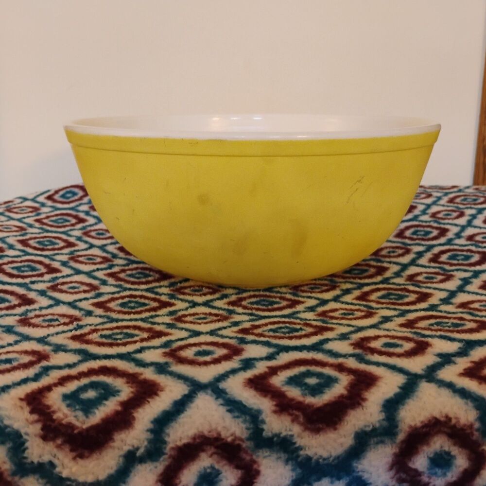 Vintage 404 Pyrex Large 10.5in Nesting Mixing Bowl Primary Color Yellow 4 Qt